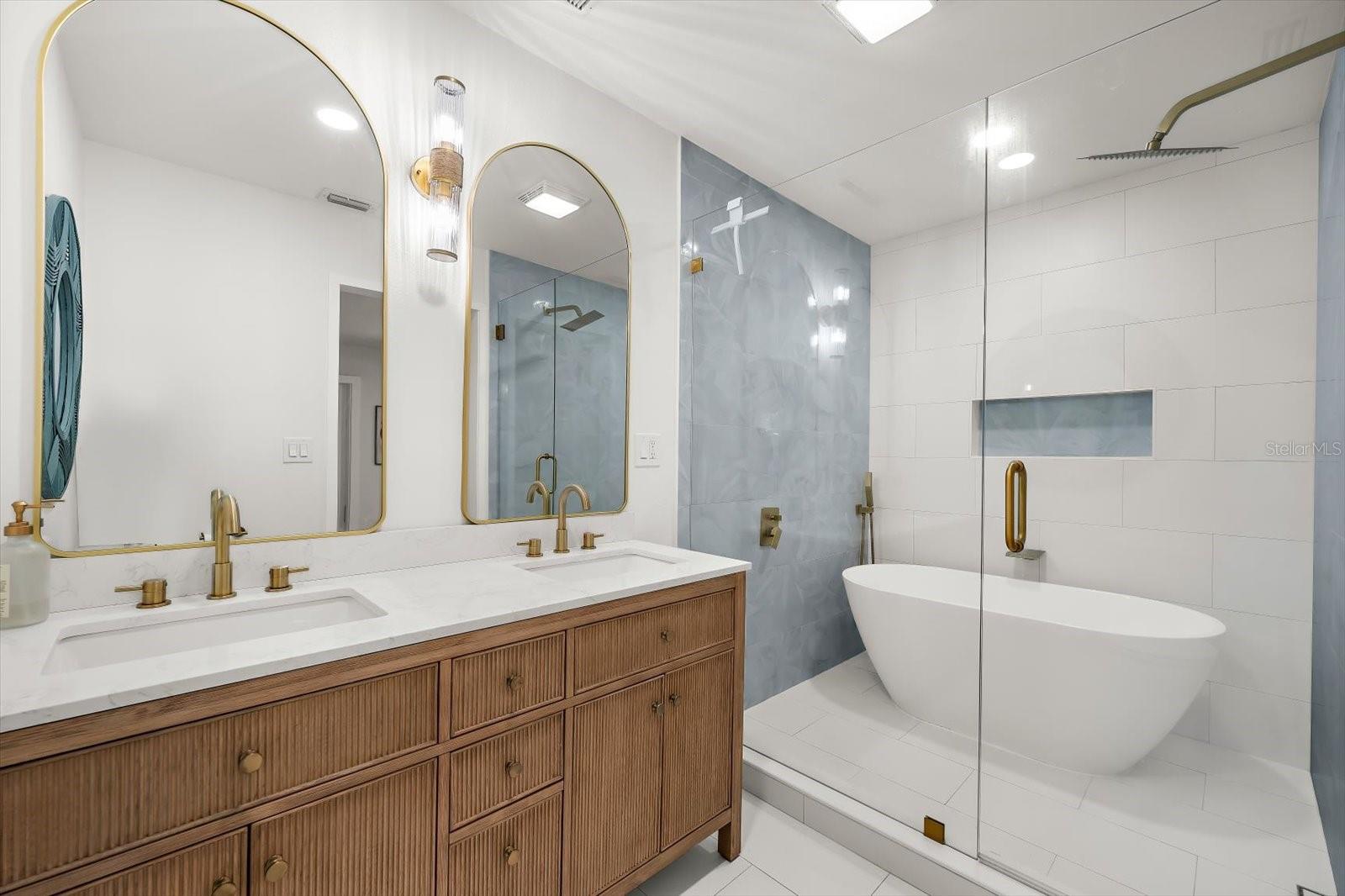 730 Bay Esplanade Property Photo 46