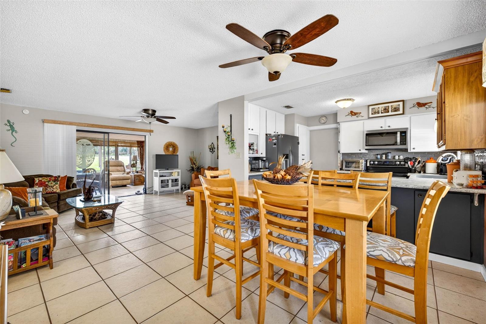 8429 Jacqueline Ct Property Photo 6