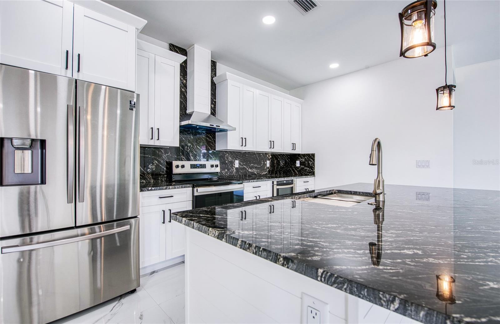 12027 Villa Rd Property Photo 17