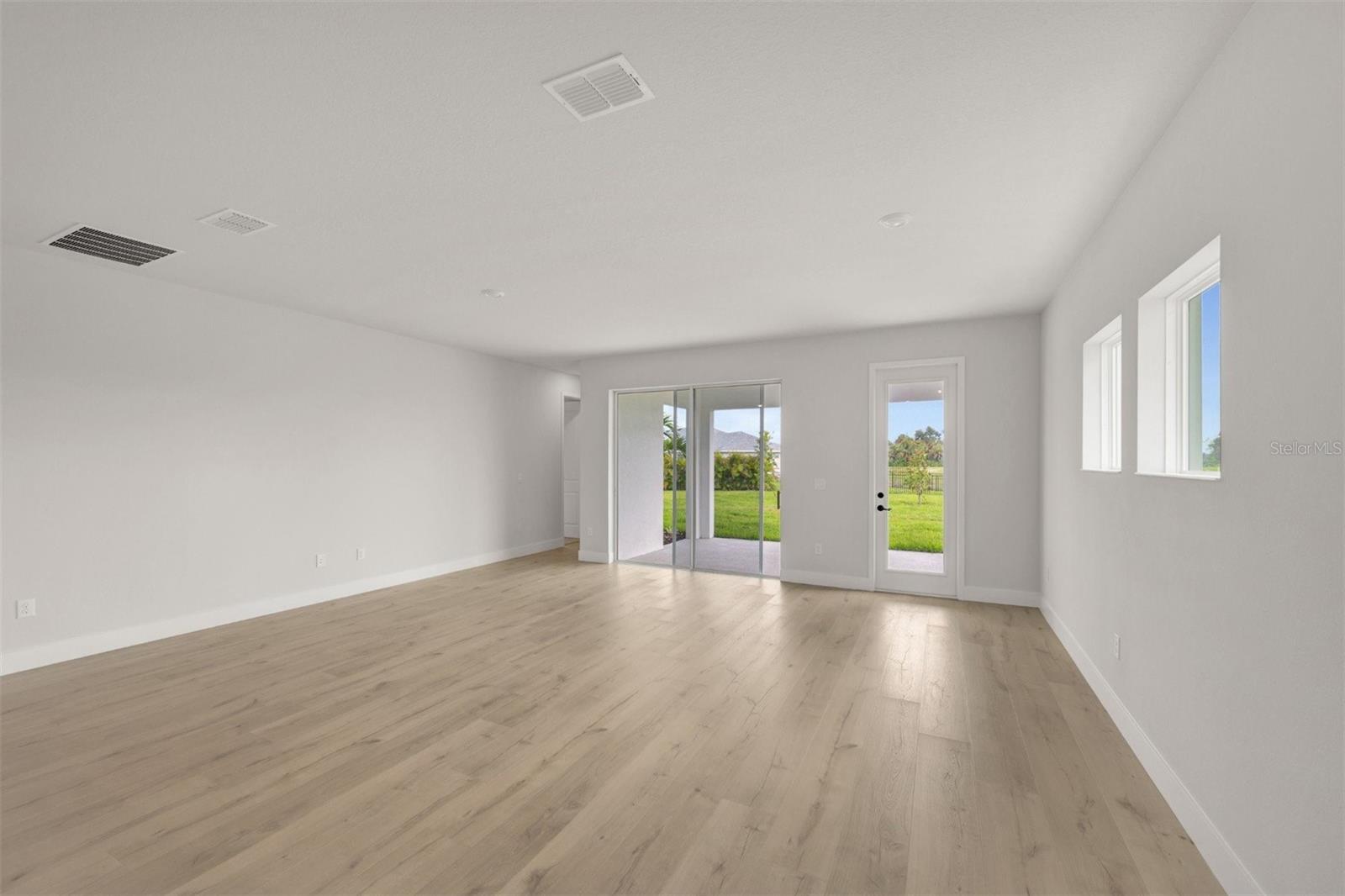10665 Crescent Creek Xing Property Photo 8