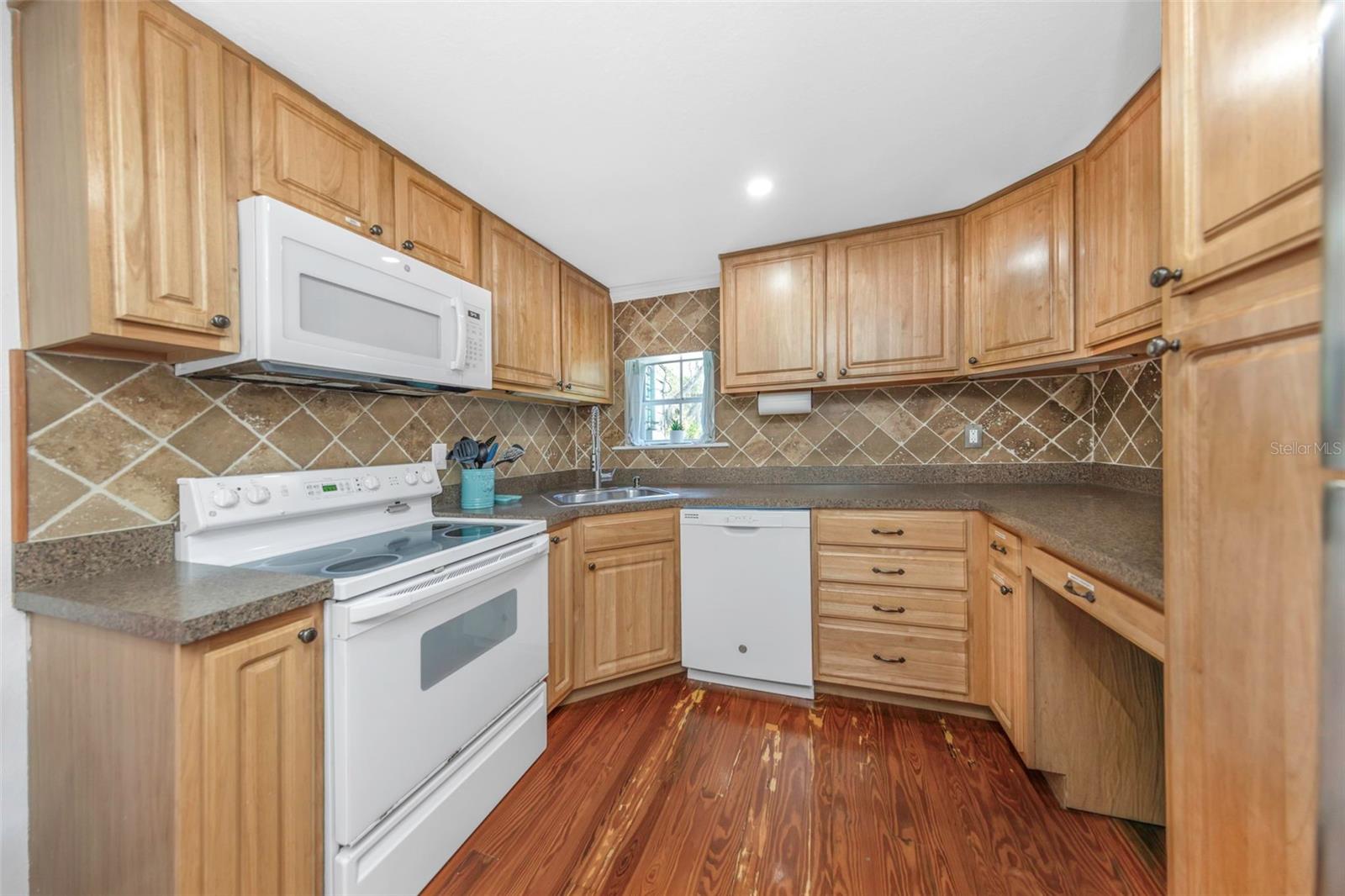 414 Tampa Rd Property Photo 6