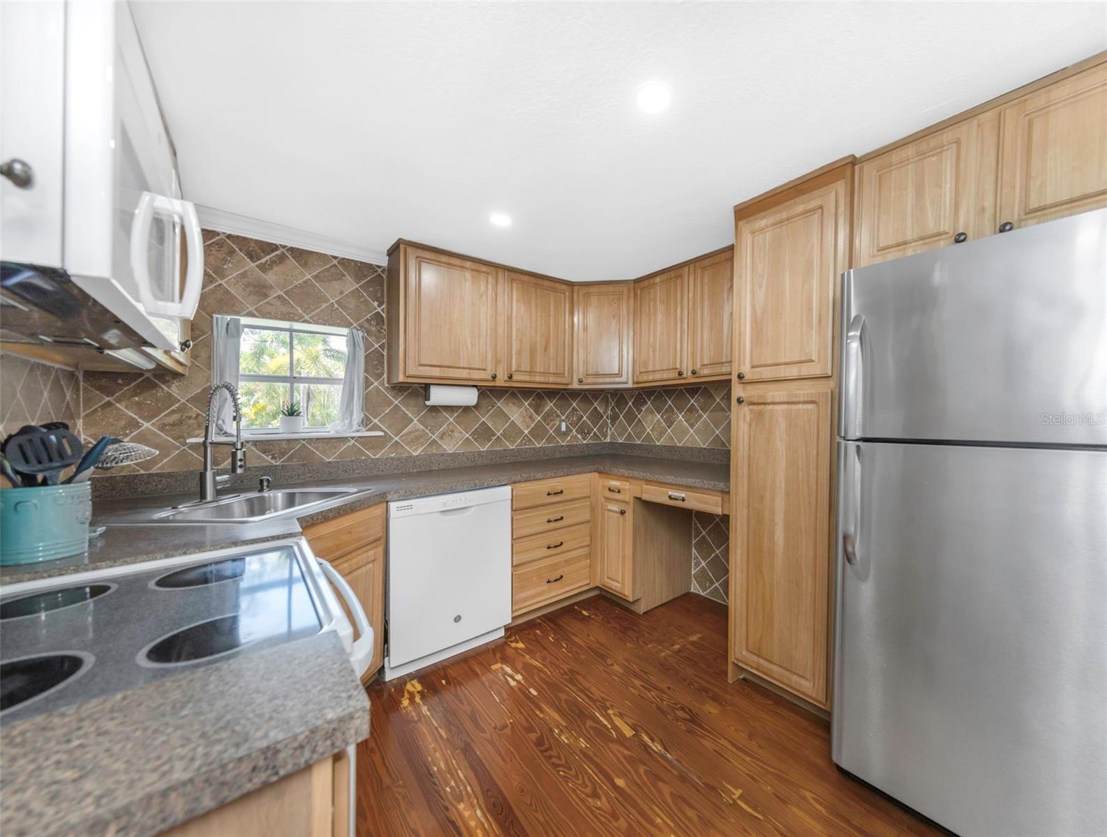 414 Tampa Rd Property Photo 17