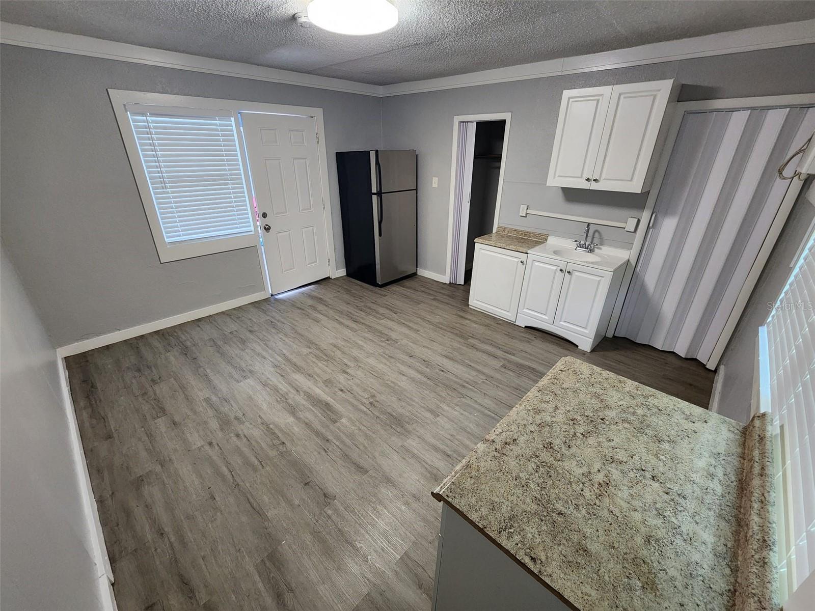407 S Jupiter Ave #7 Property Photo 3