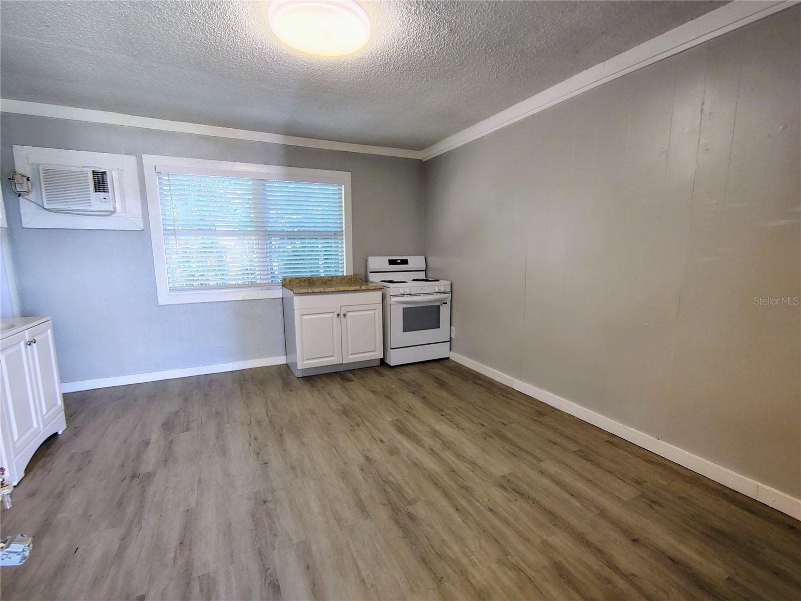 407 S Jupiter Ave #7 Property Photo 3