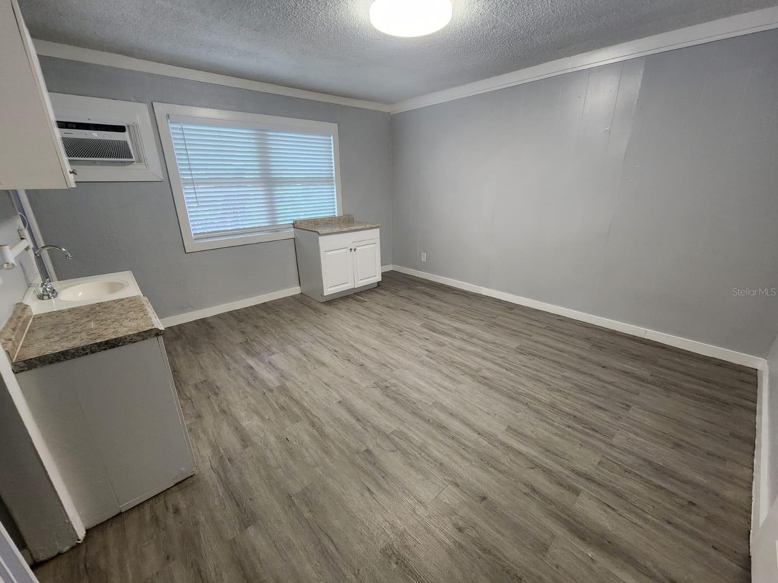 407 S Jupiter Ave #7 Property Photo 4