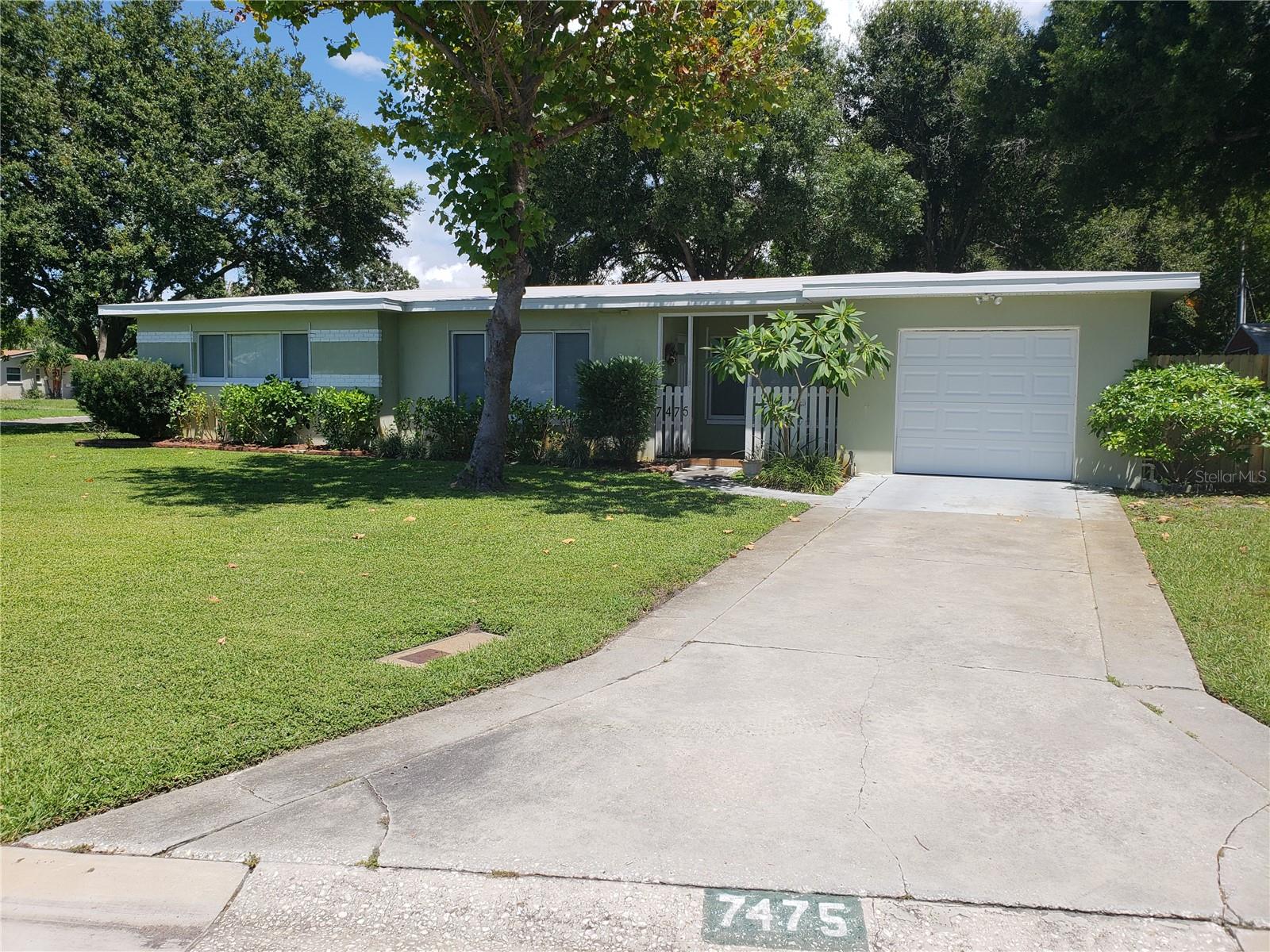 7475 19th Ave N Property Photo 1