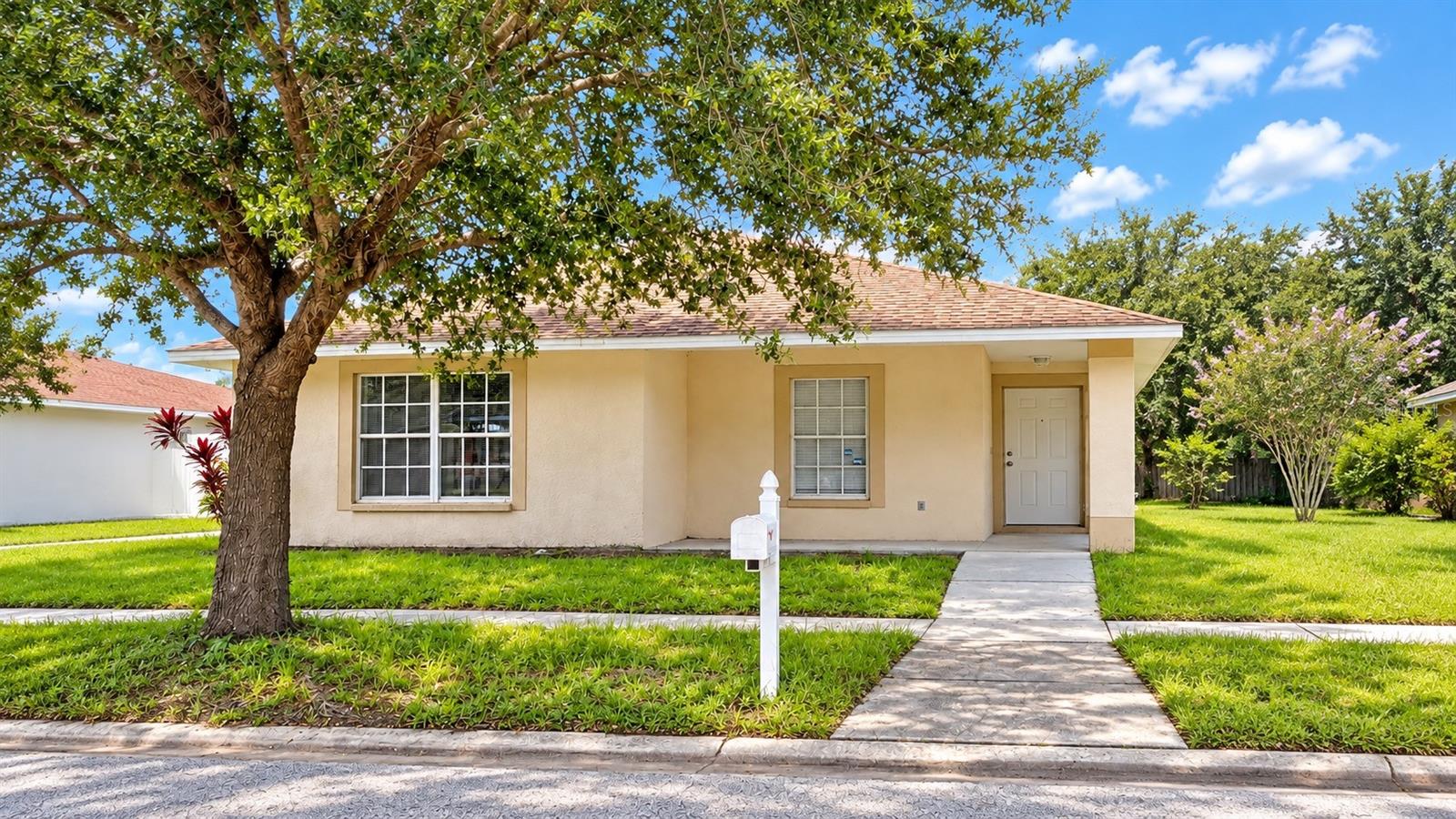 10328 Summerview Cir Property Photo 1