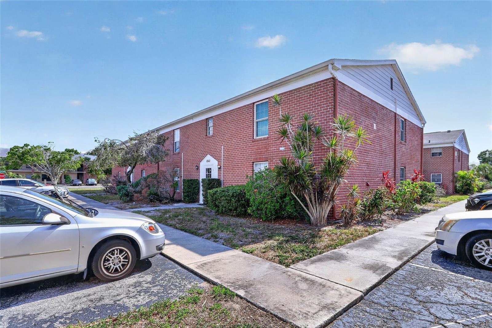 8542 10th St N #b Property Photo 4
