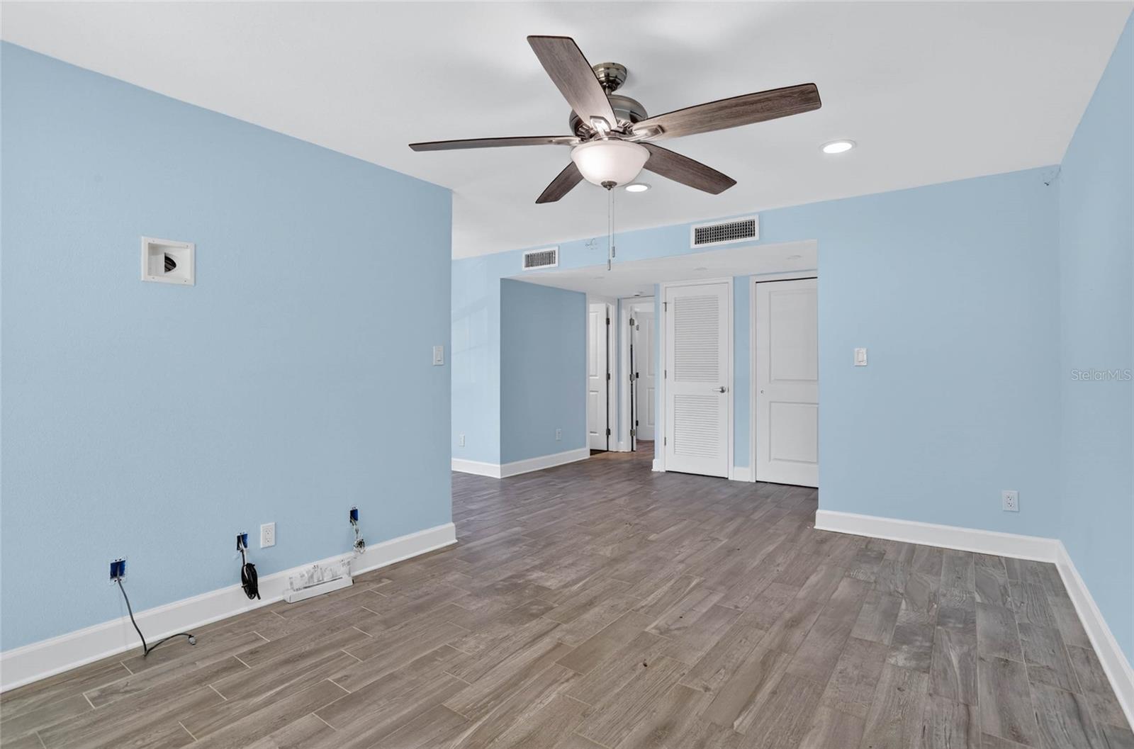 8542 10th St N #b Property Photo 8