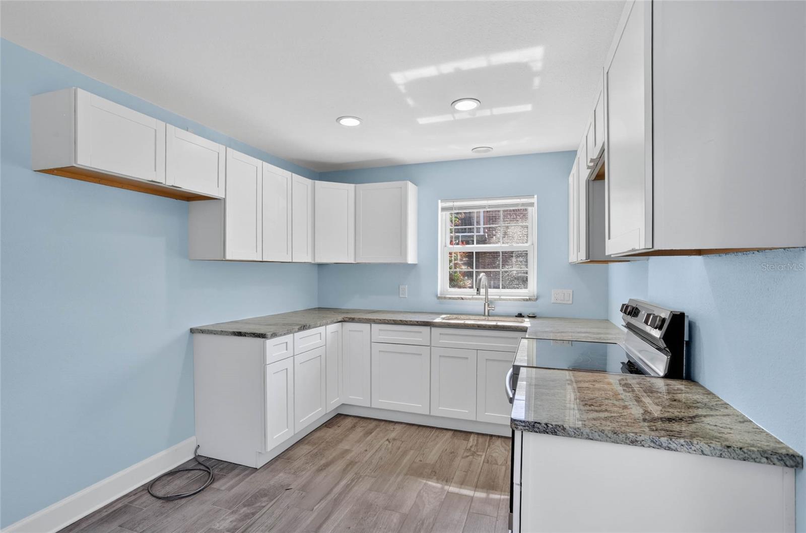 8542 10th St N #b Property Photo 10