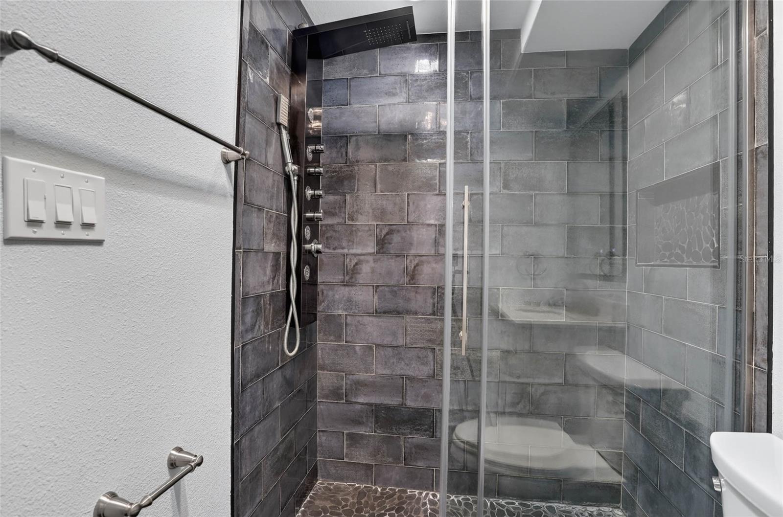 8542 10th St N #b Property Photo 18
