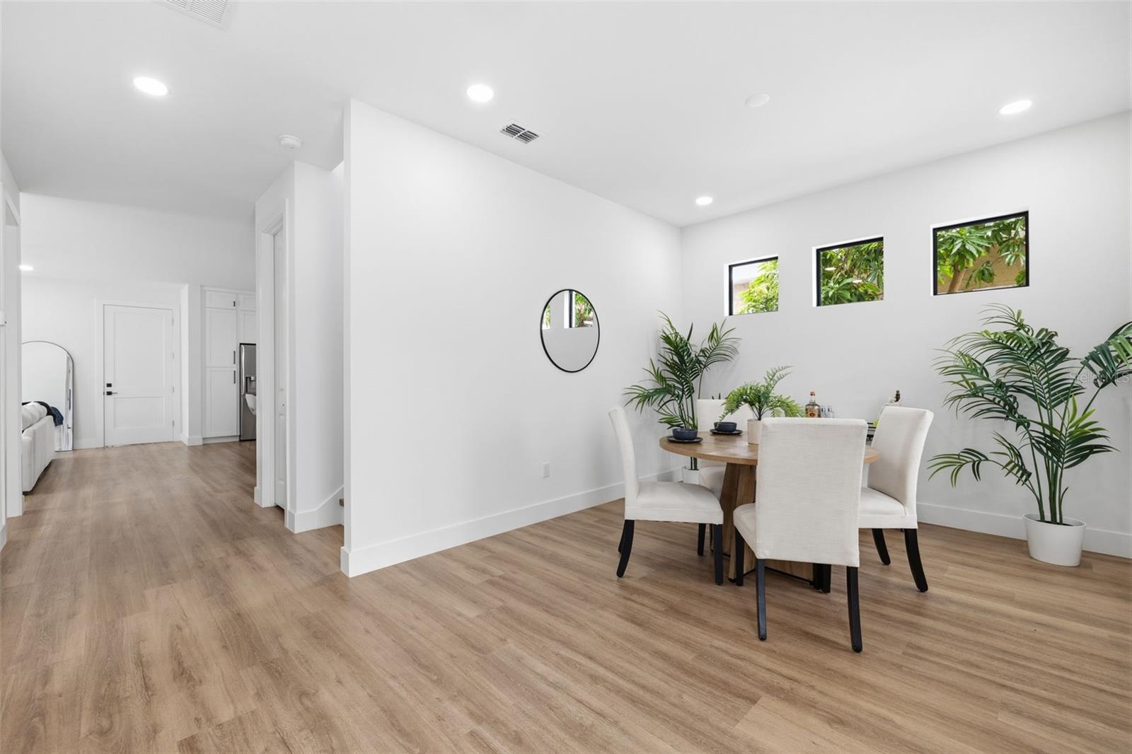 2328 W La Salle St Property Photo 3