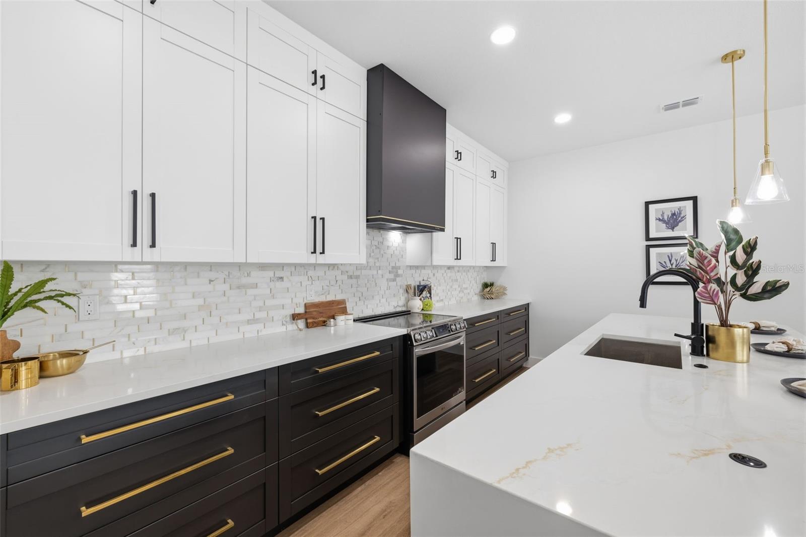 2328 W La Salle St Property Photo 13
