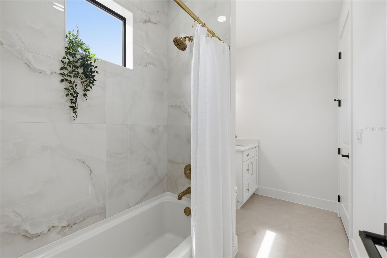 2328 W La Salle St Property Photo 17