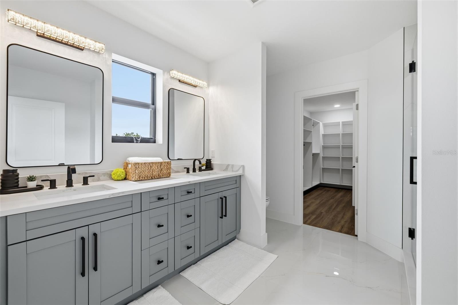 2328 W La Salle St Property Photo 23