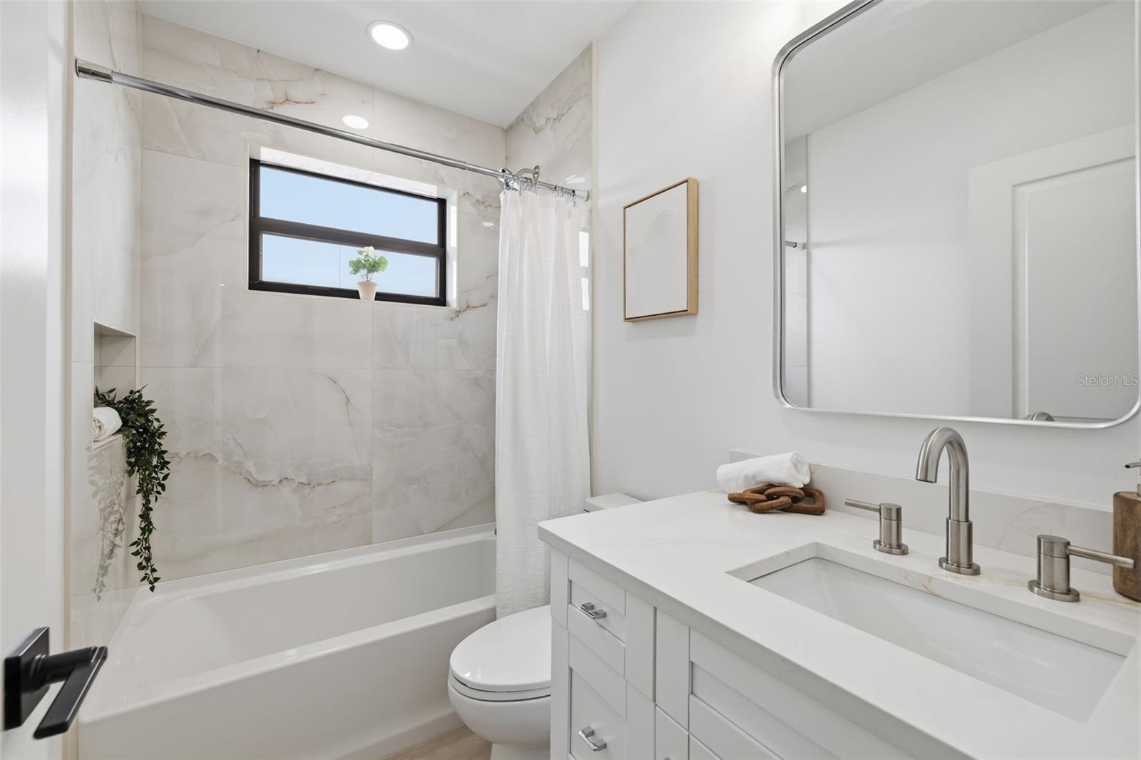 2328 W La Salle St Property Photo 28