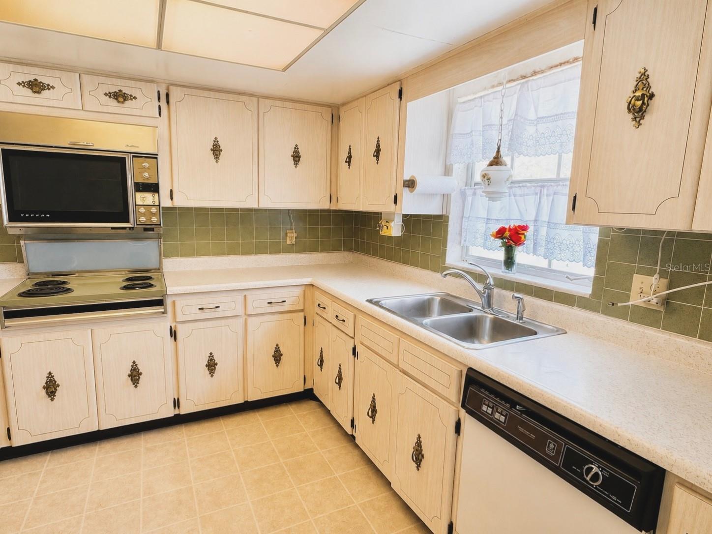1656 S Lake Ave #4 Property Photo 3