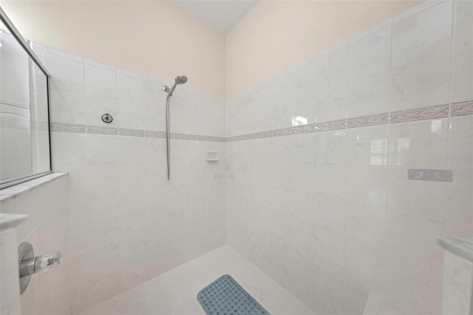 19238 Weymouth Dr Property Photo 12
