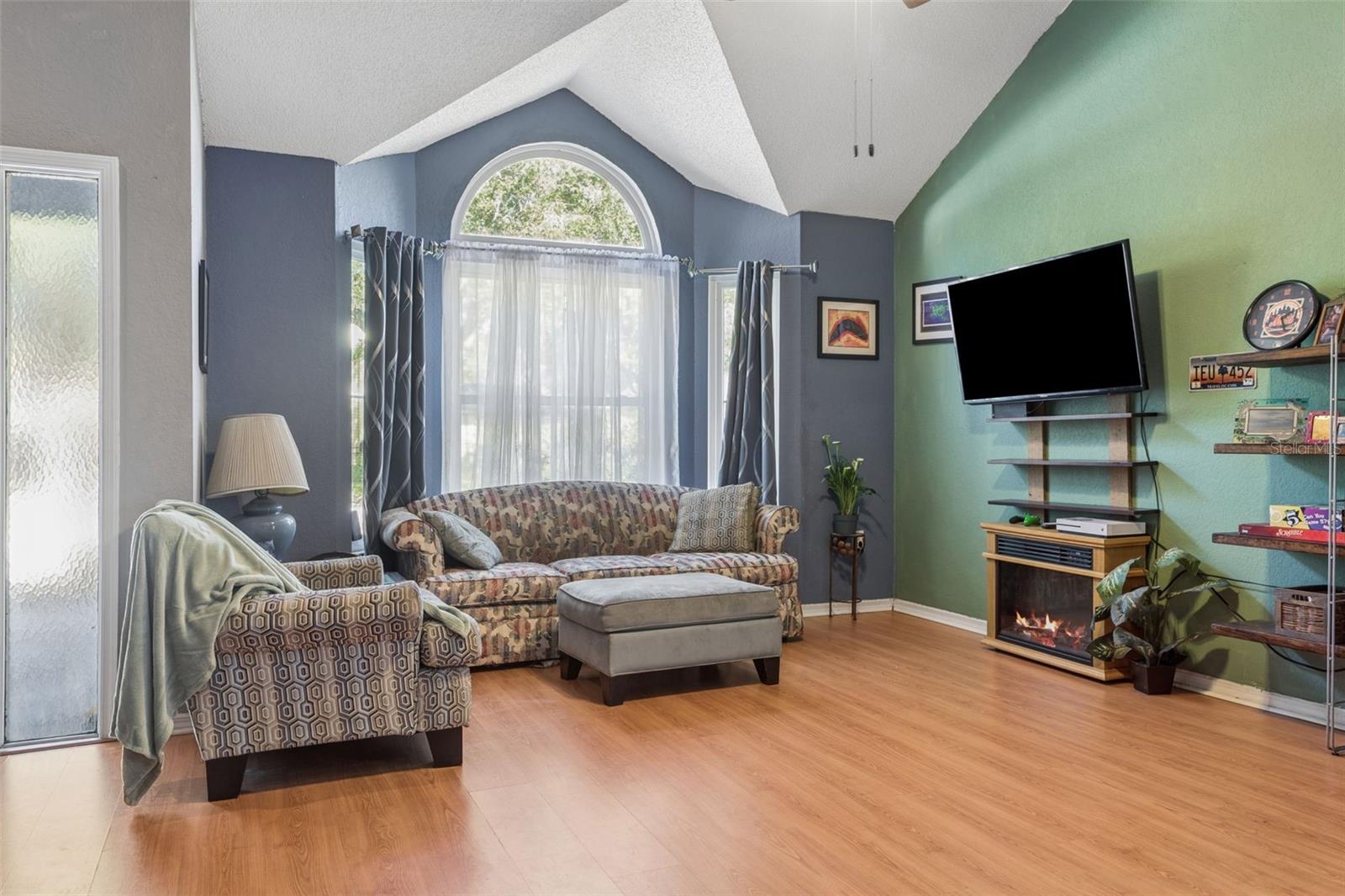 3237 Montrose Cir Property Photo 3