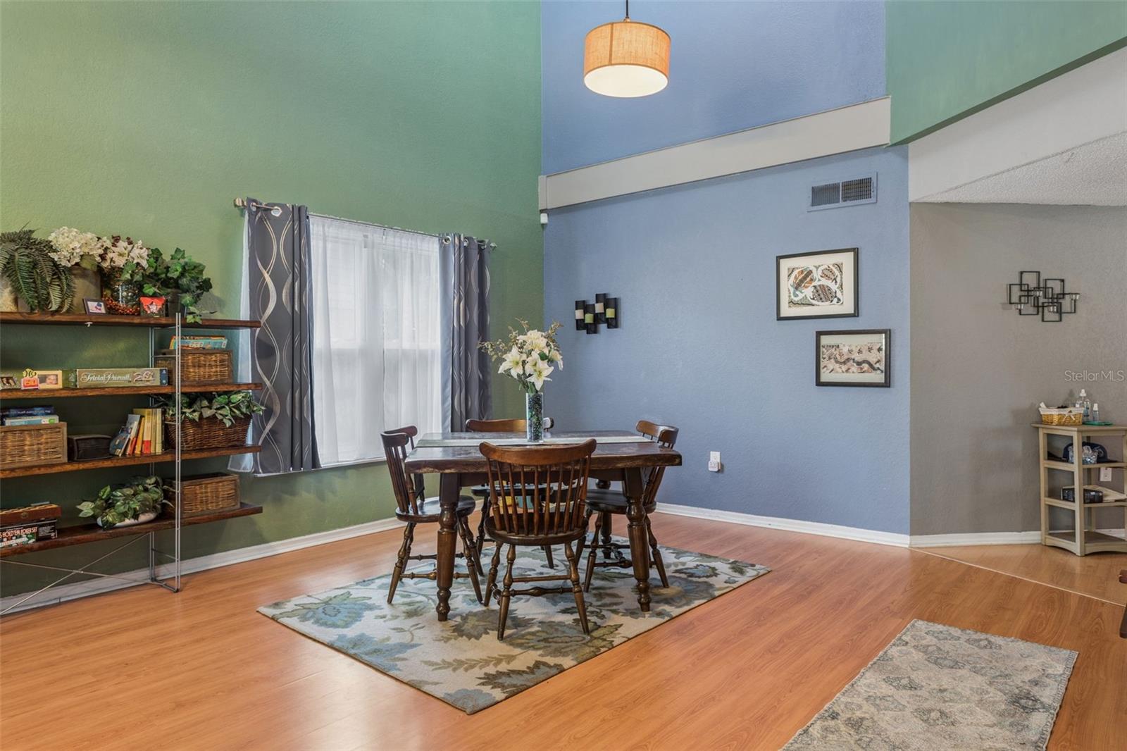 3237 Montrose Cir Property Photo 4