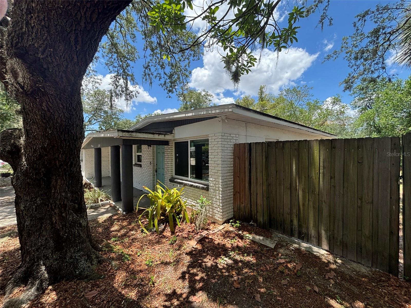 2908 E Howell St Property Photo 1
