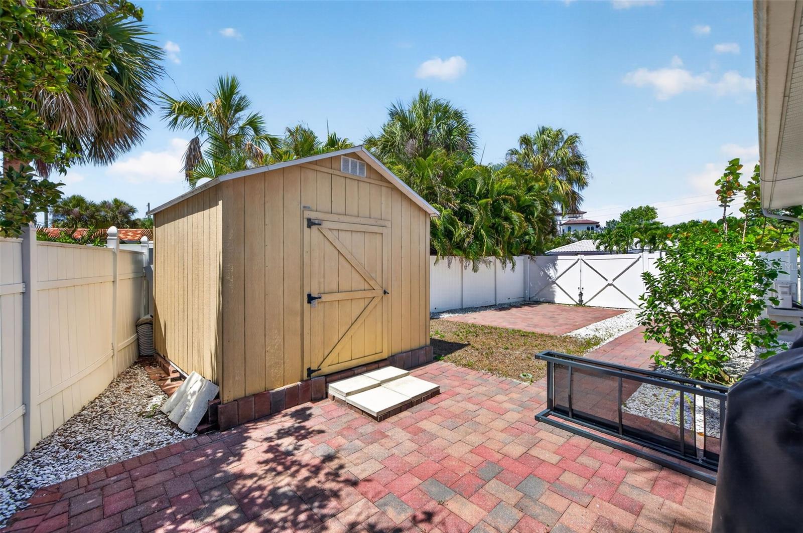 976 Narcissus Ave Property Photo 34