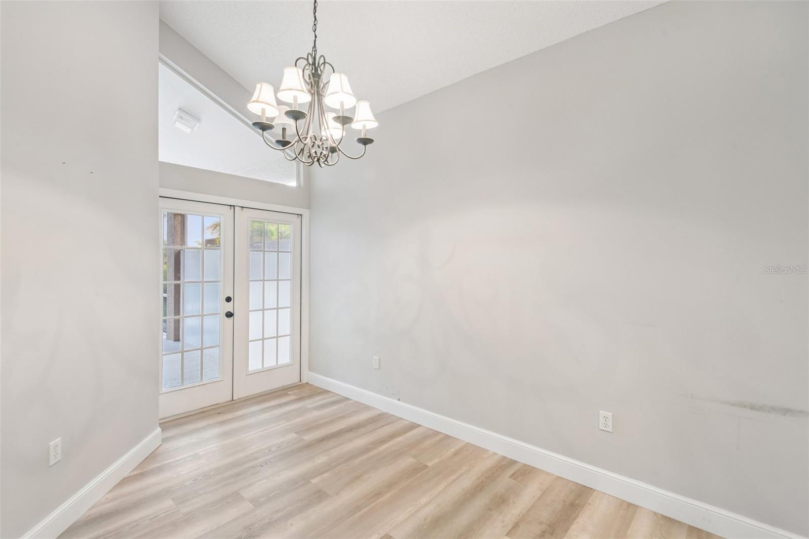 586 Kingsmill Ct Property Photo 8