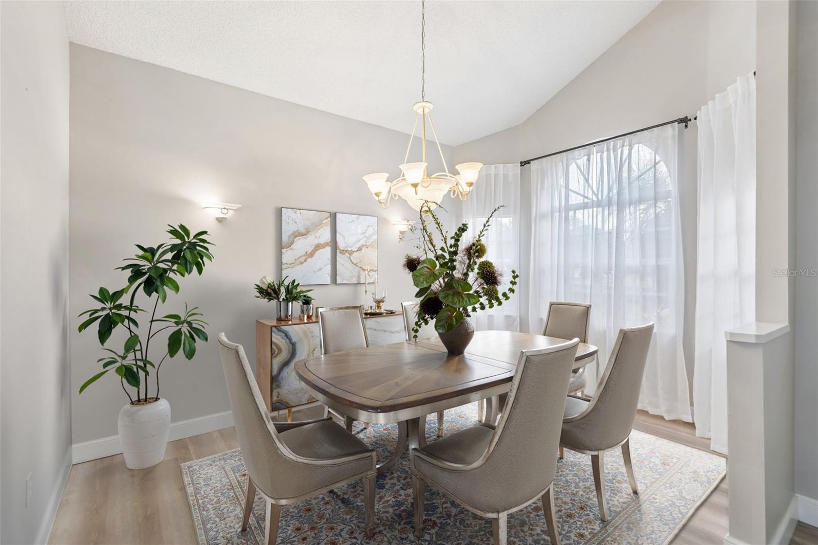 586 Kingsmill Ct Property Photo 10