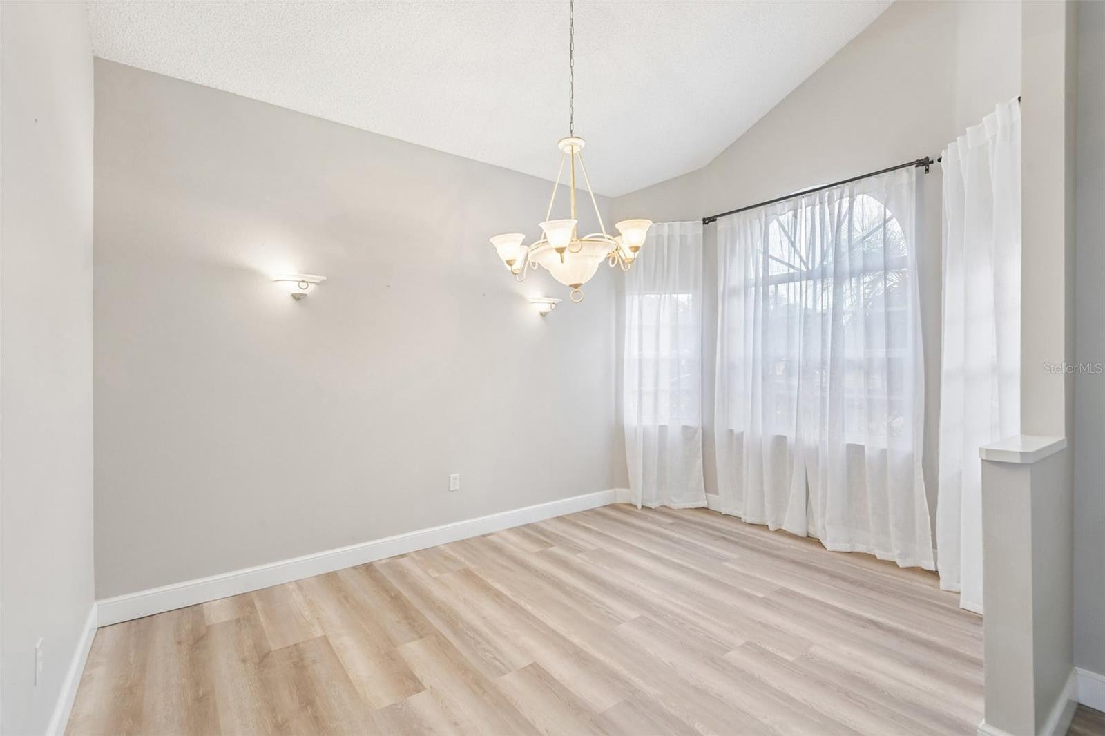 586 Kingsmill Ct Property Photo 11