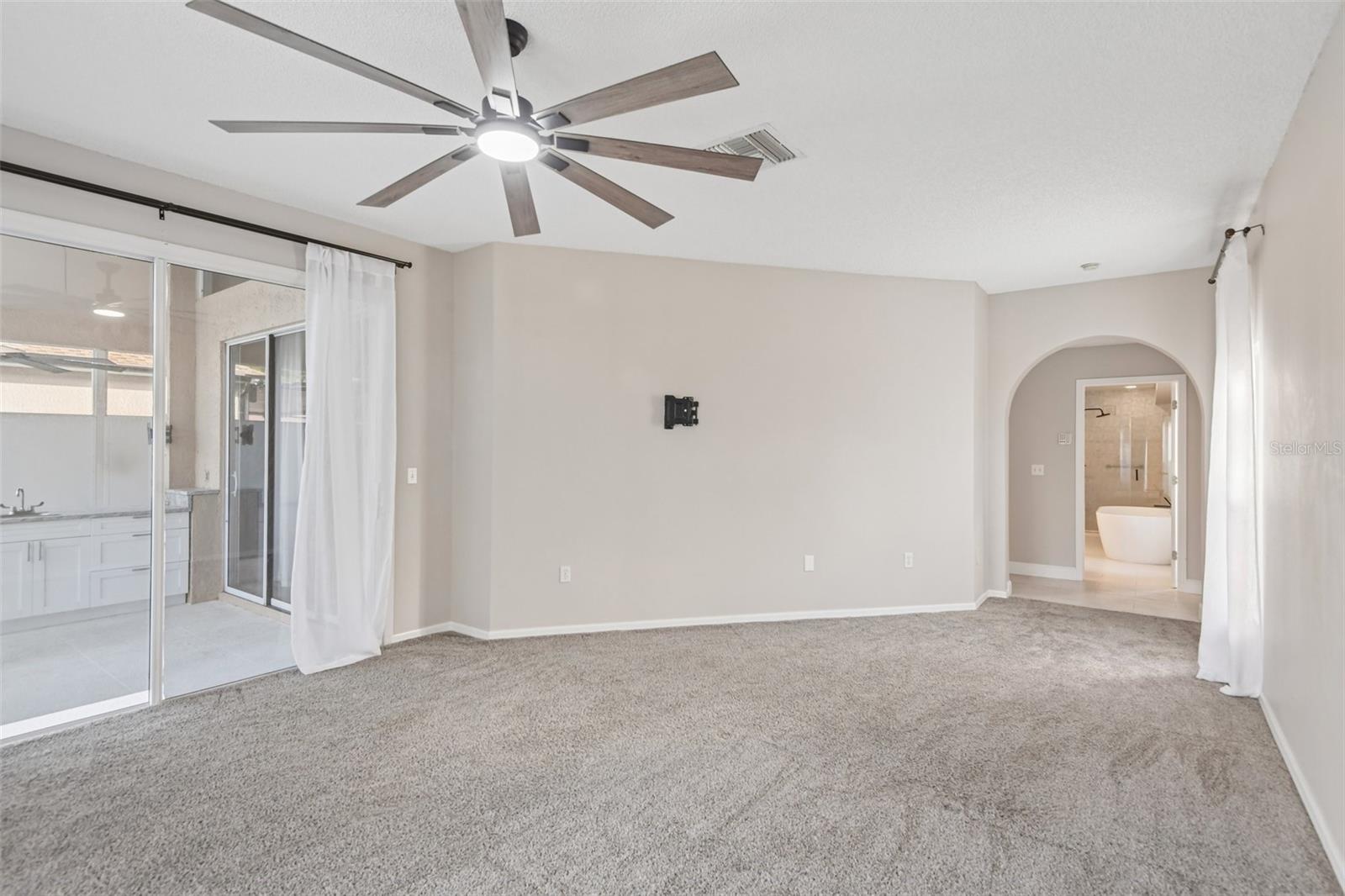 586 Kingsmill Ct Property Photo 24