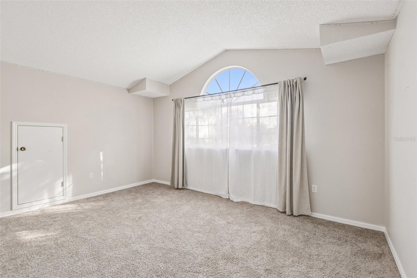 586 Kingsmill Ct Property Photo 28