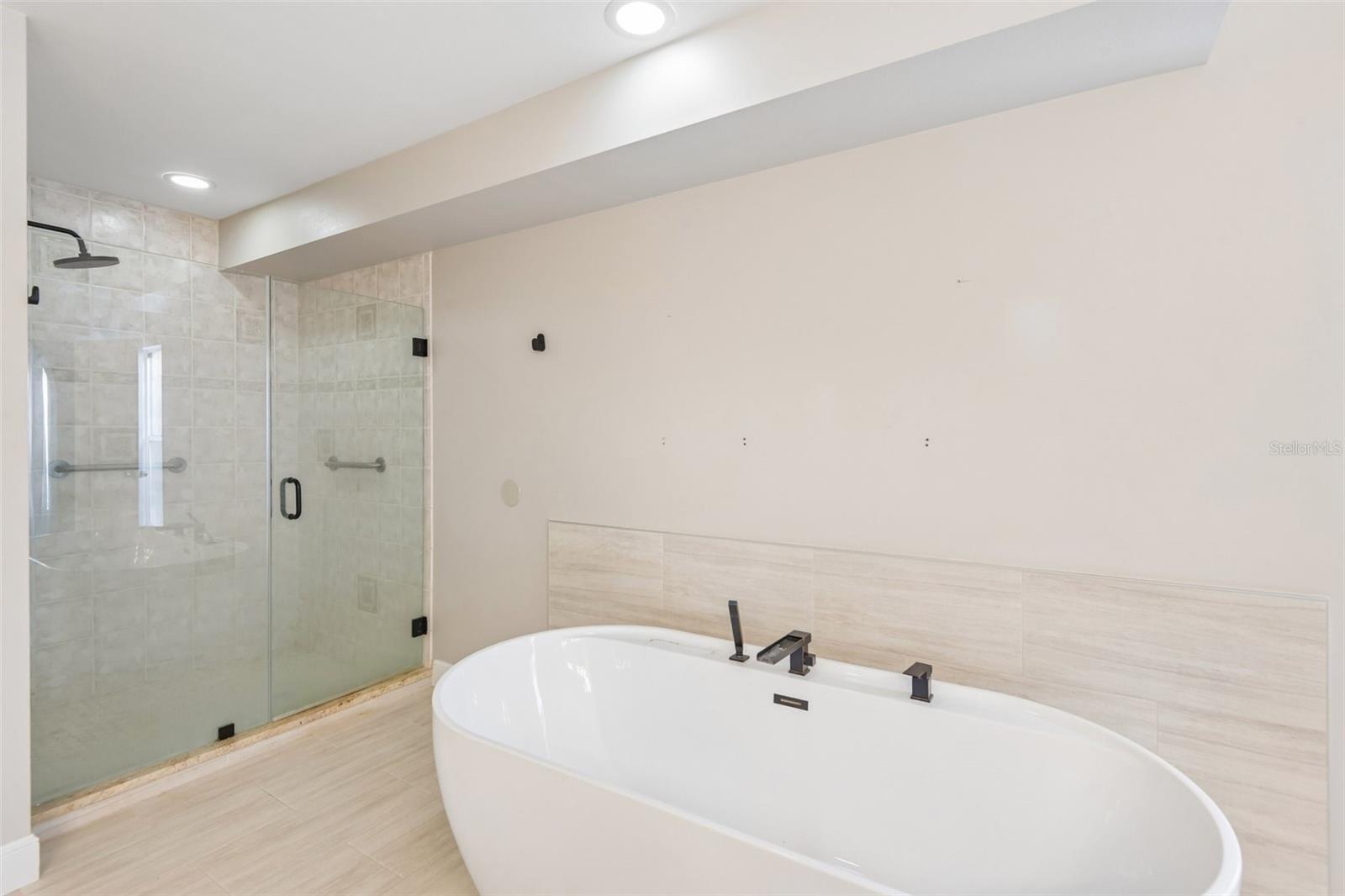 586 Kingsmill Ct Property Photo 32