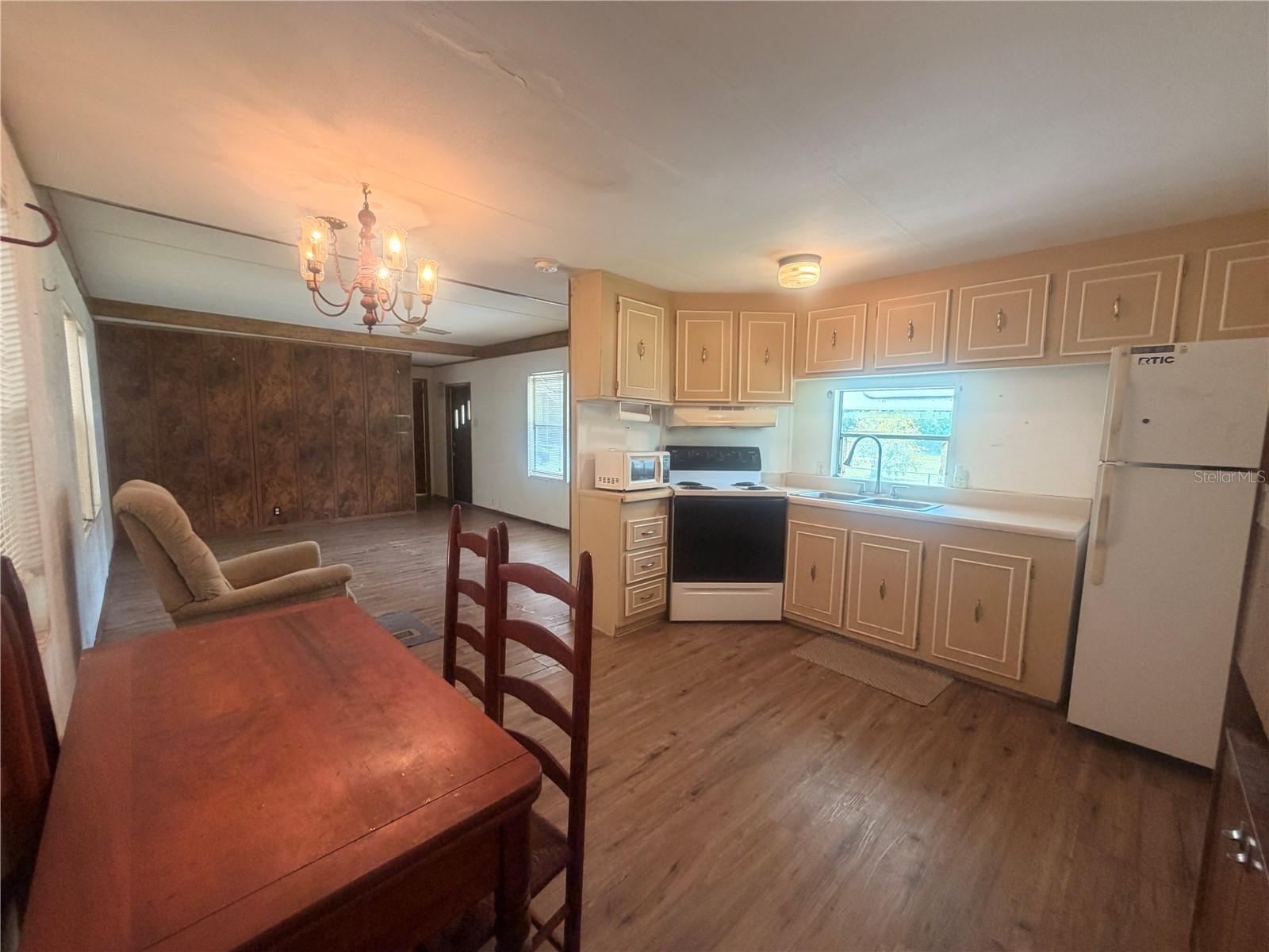 8582 W Admiral Byrd Ln Property Photo 3