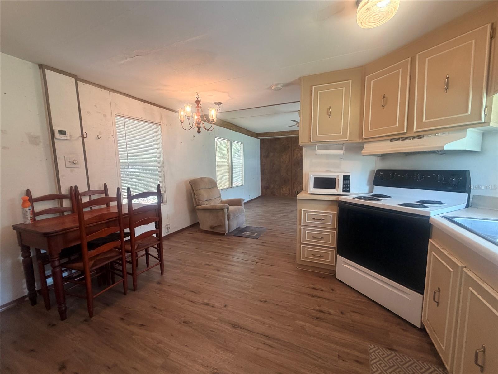 8582 W Admiral Byrd Ln Property Photo 8
