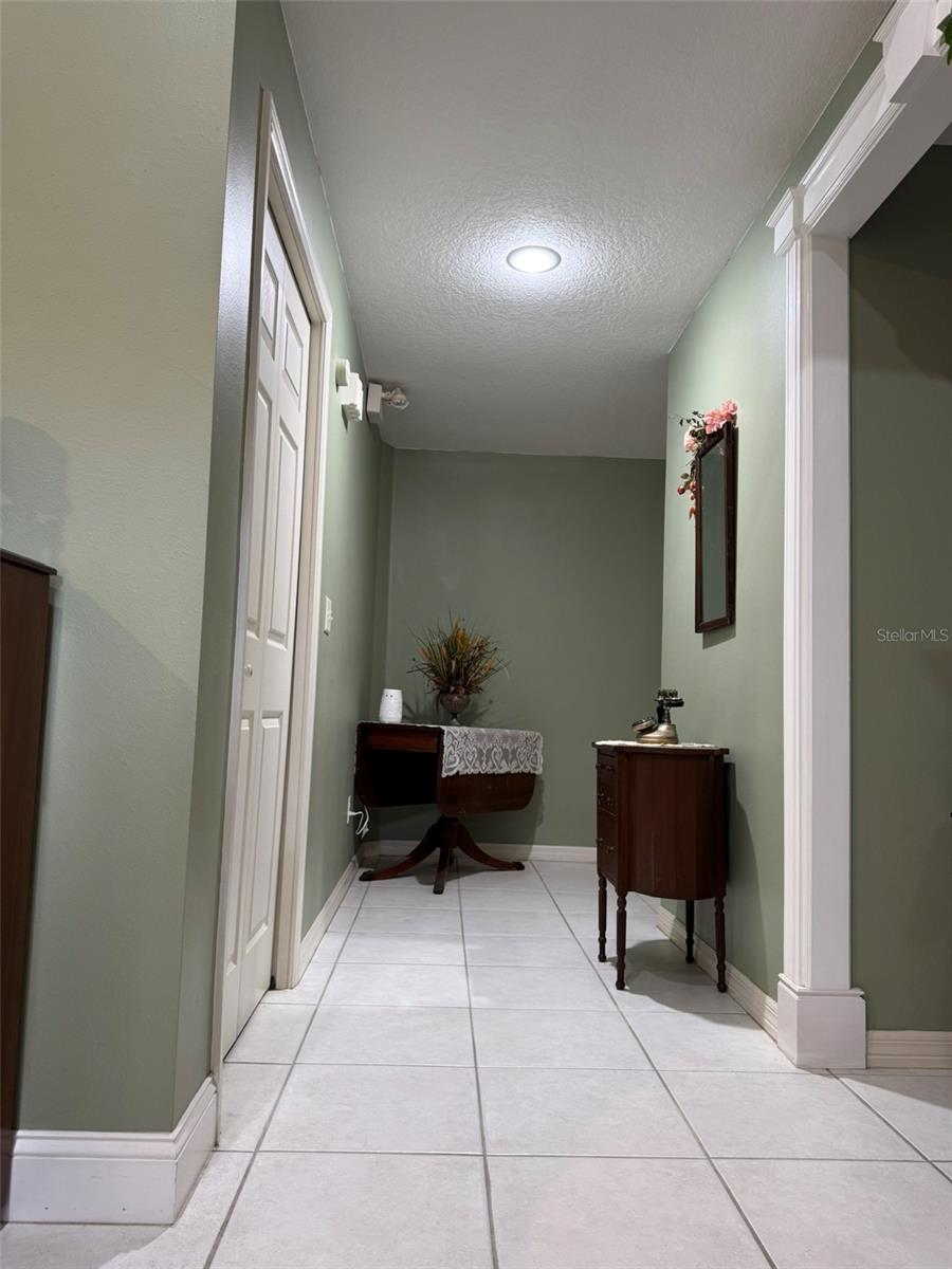 9814 Oslin St Property Photo 4