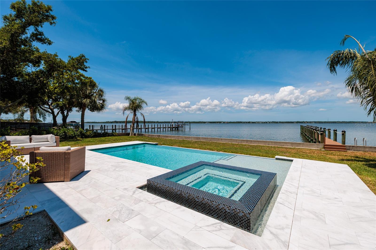 412 Shore Dr E Property Photo 18