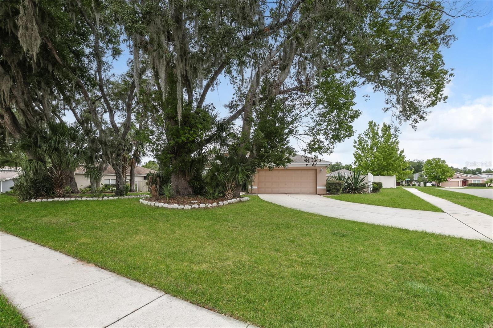 814 Coade Stone Dr Property Photo 2