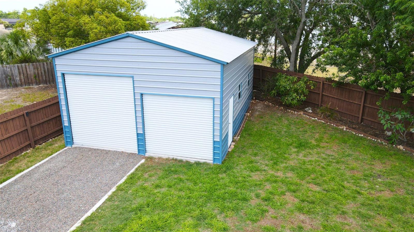 8747 Hemlock Ln Property Photo 3
