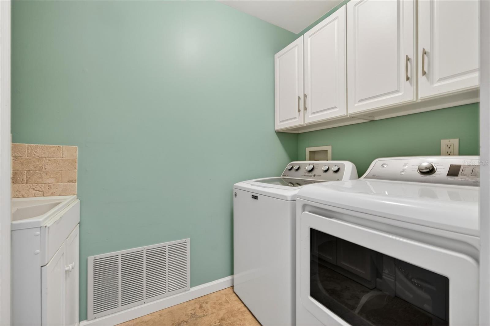 1007 State St E Property Photo 25