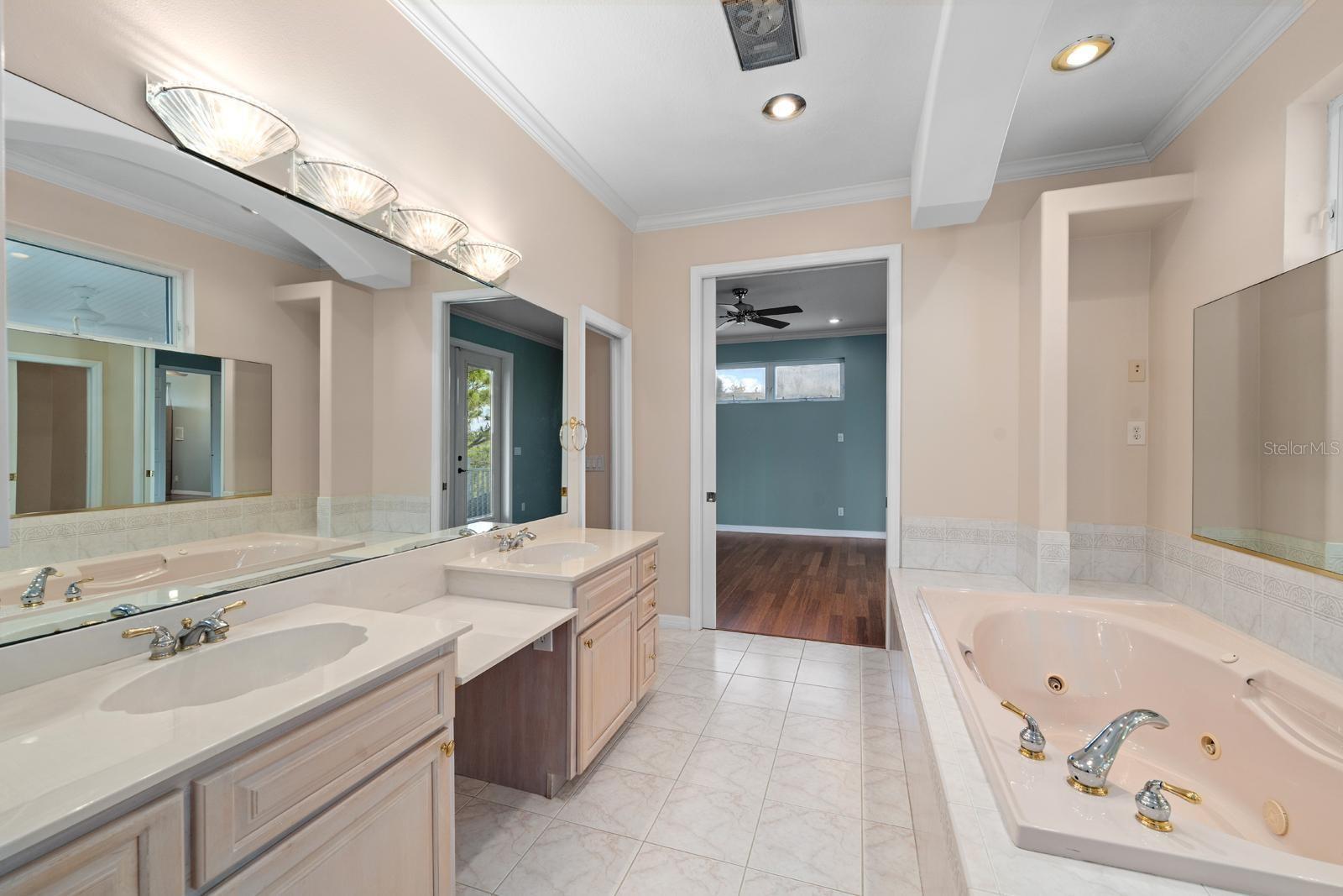 921 Point Seaside Dr Property Photo 49