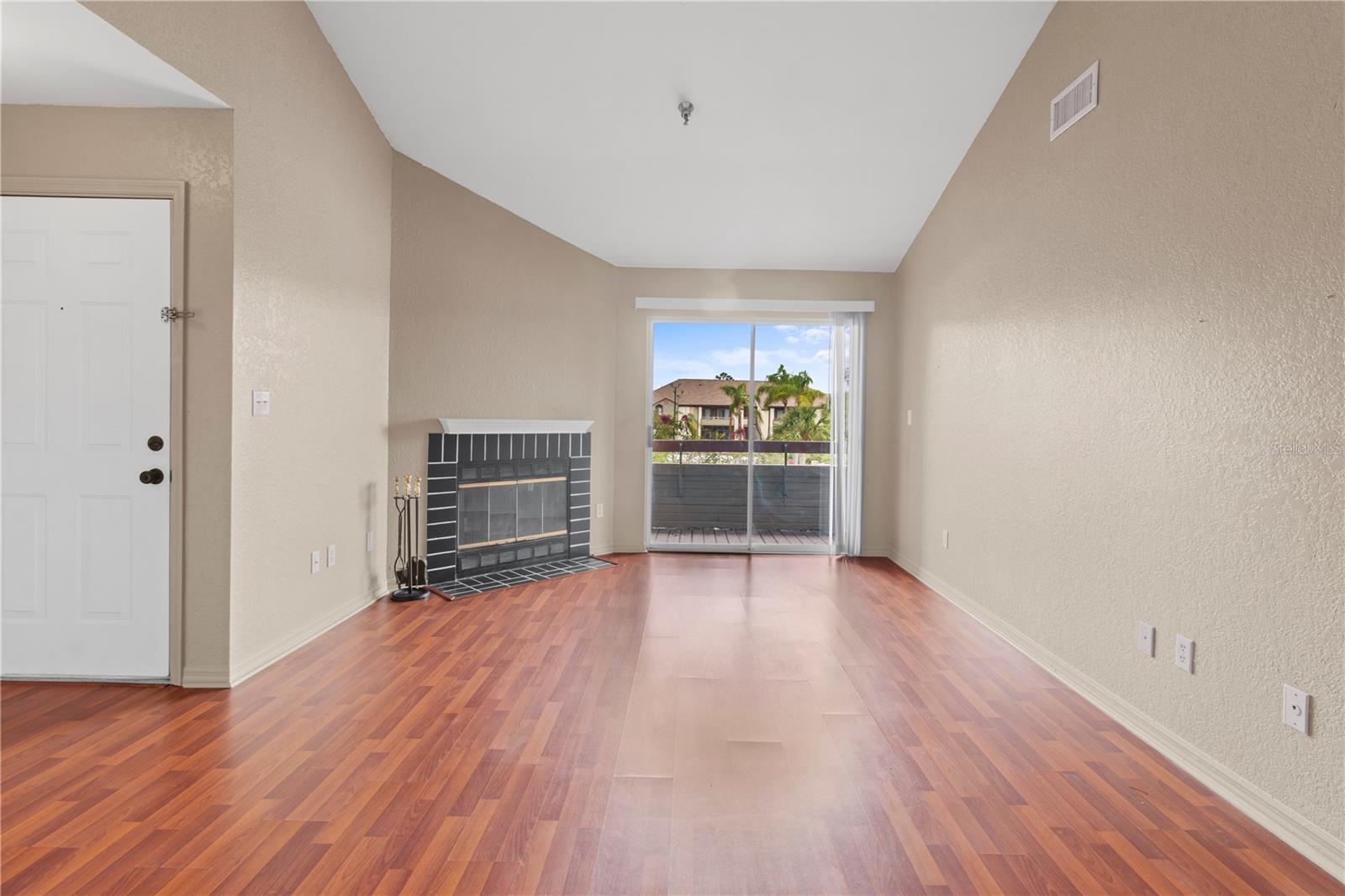 TB8513534 Property Photo 5