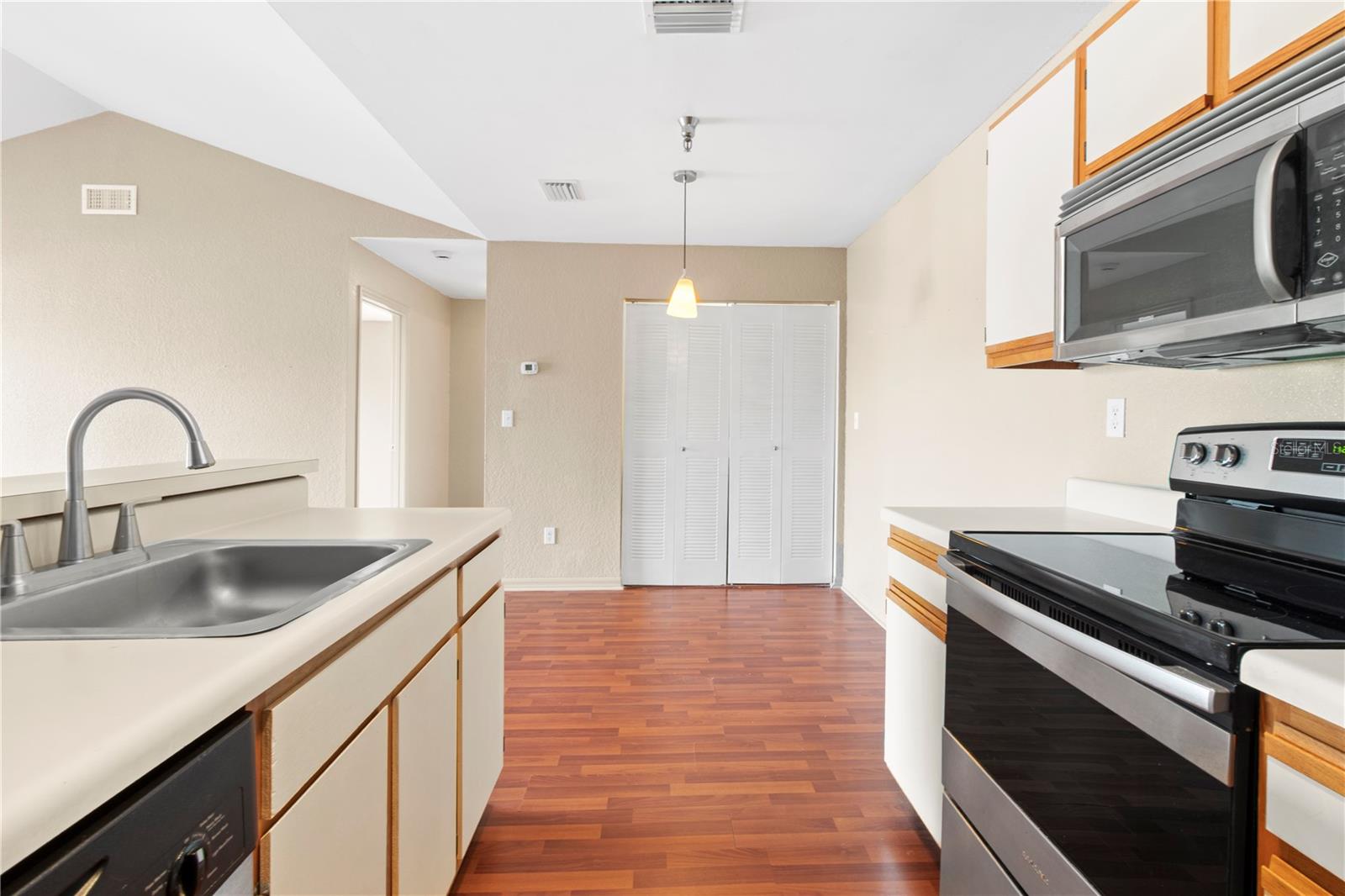 TB8513534 Property Photo 10