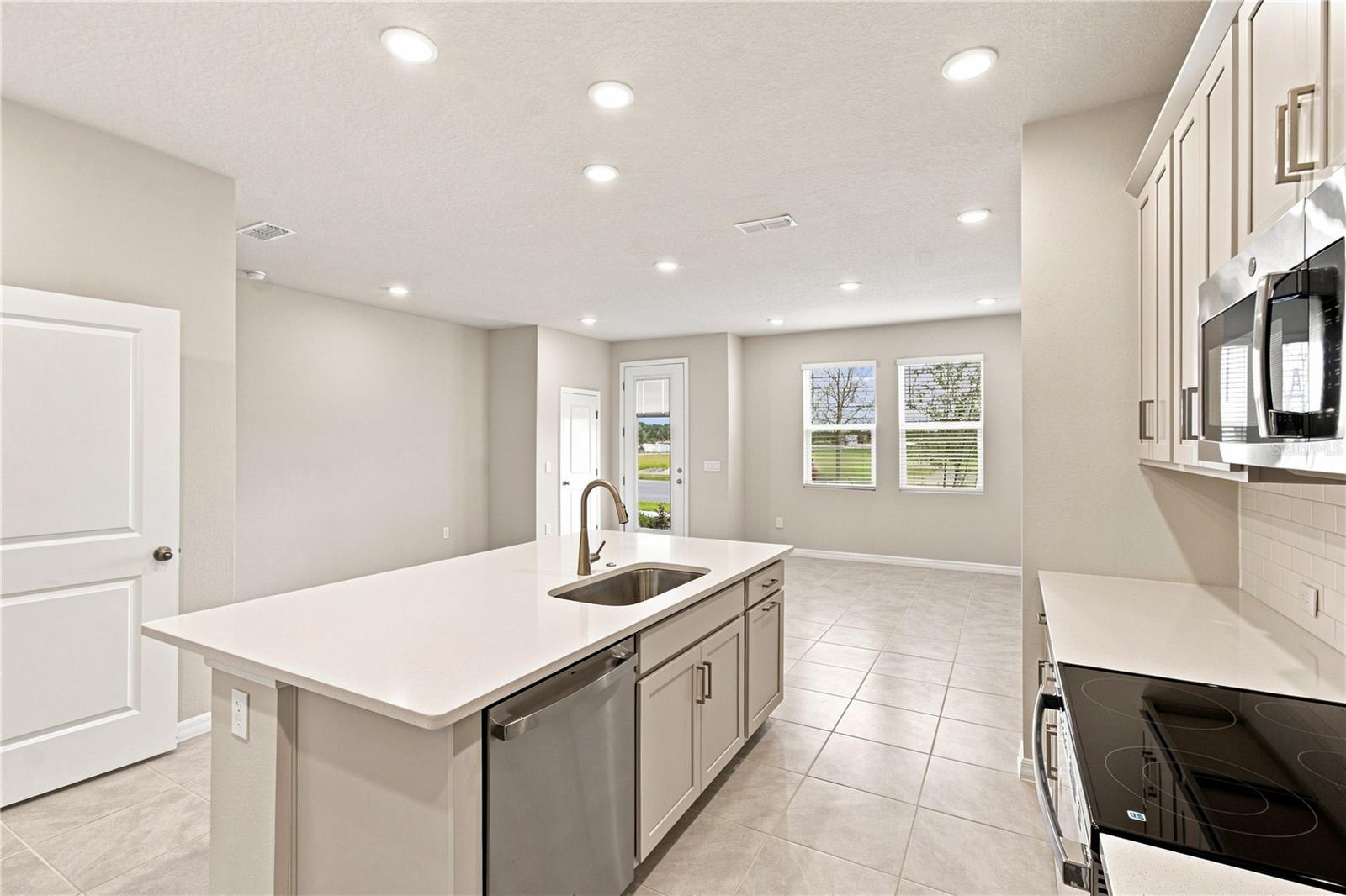5592 Coopers Hawk Ct Property Photo 3