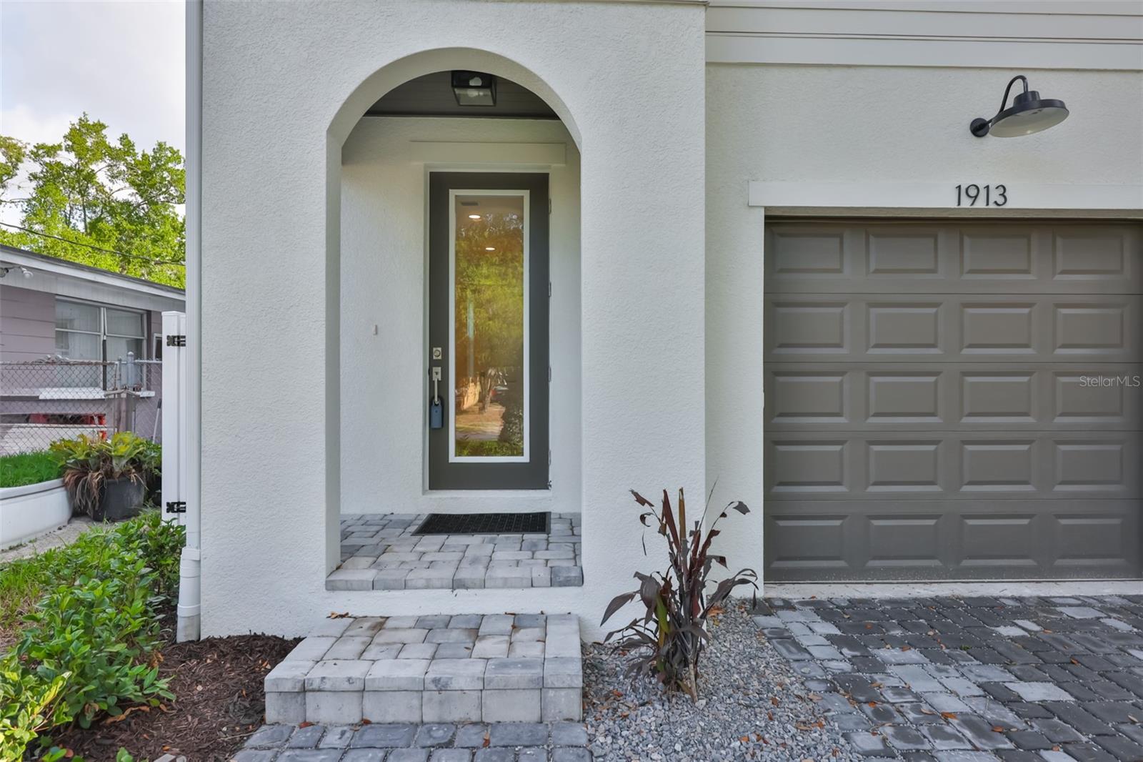 1913 W Beach St Property Photo 2