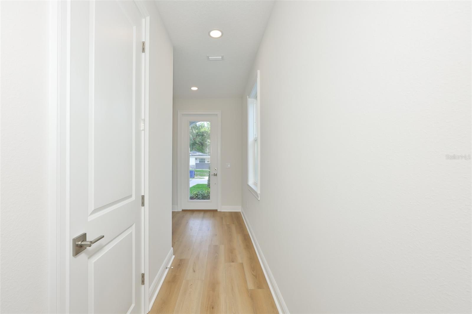1913 W Beach St Property Photo 3