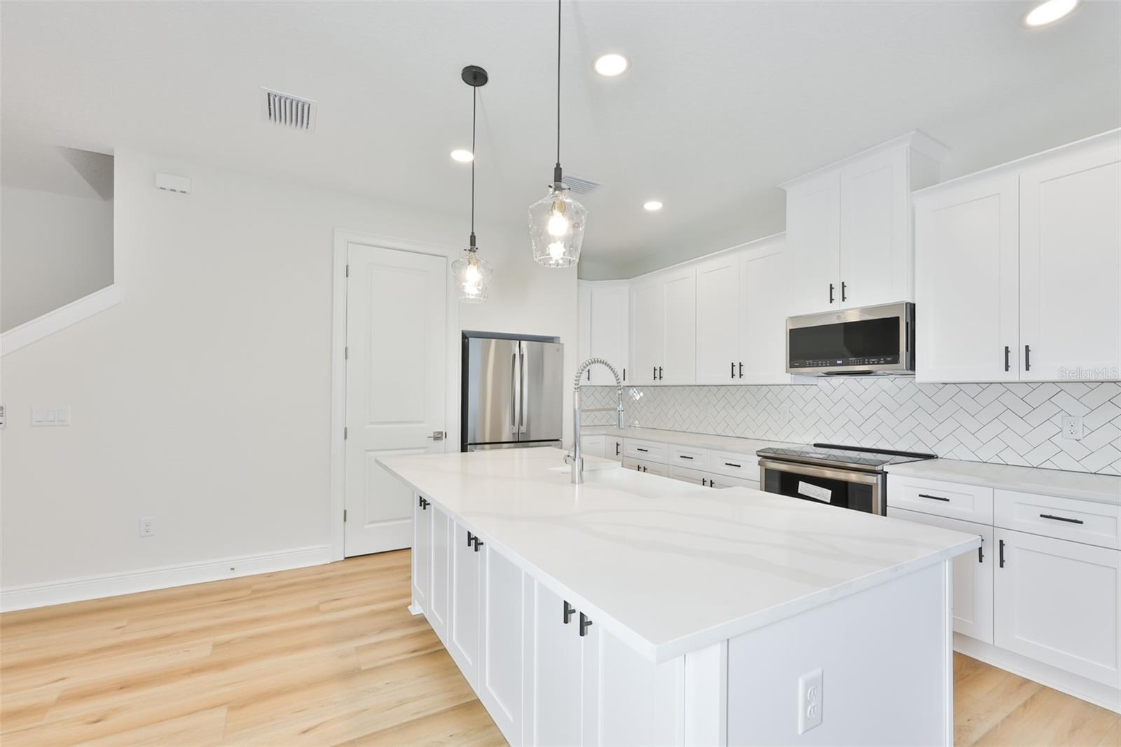 1913 W Beach St Property Photo 7