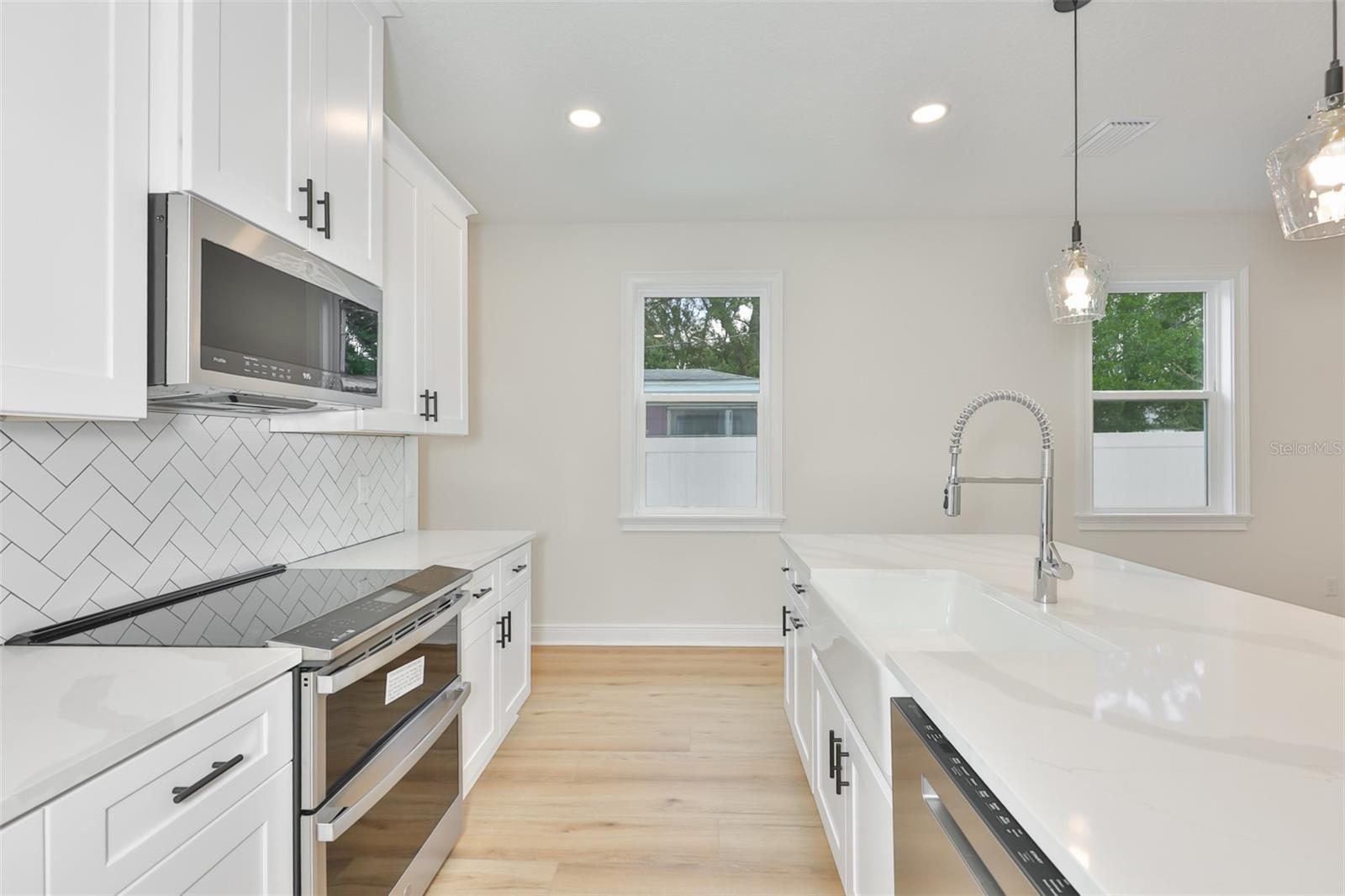 1913 W Beach St Property Photo 9