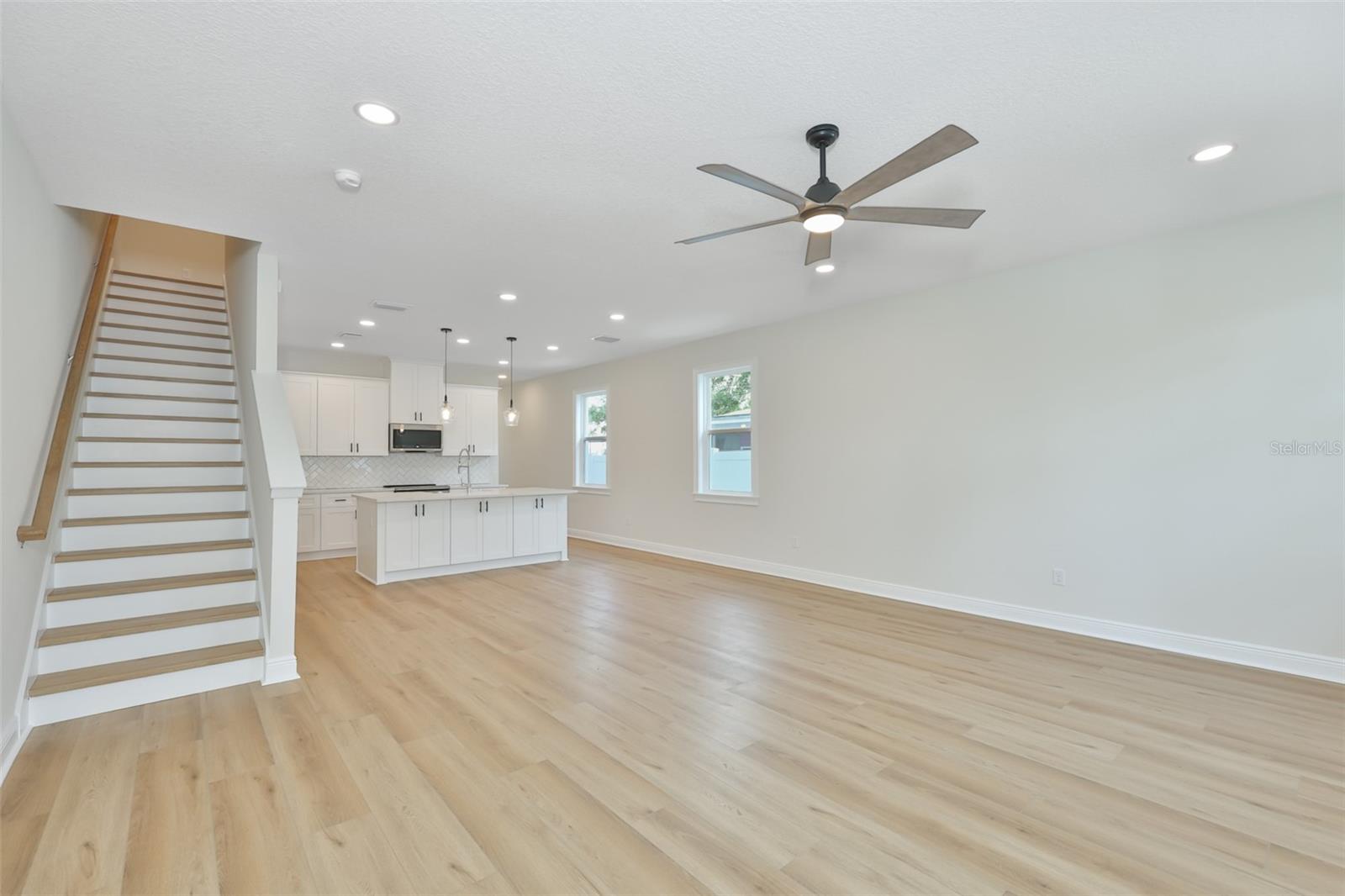 1913 W Beach St Property Photo 13