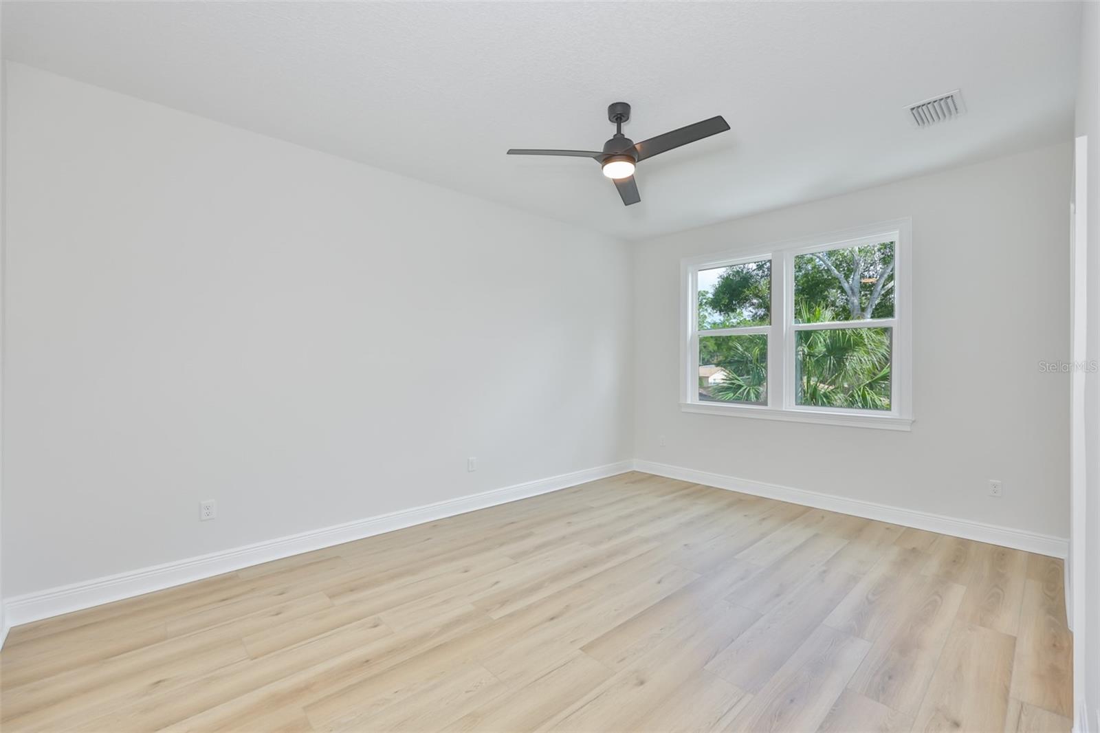 1913 W Beach St Property Photo 14