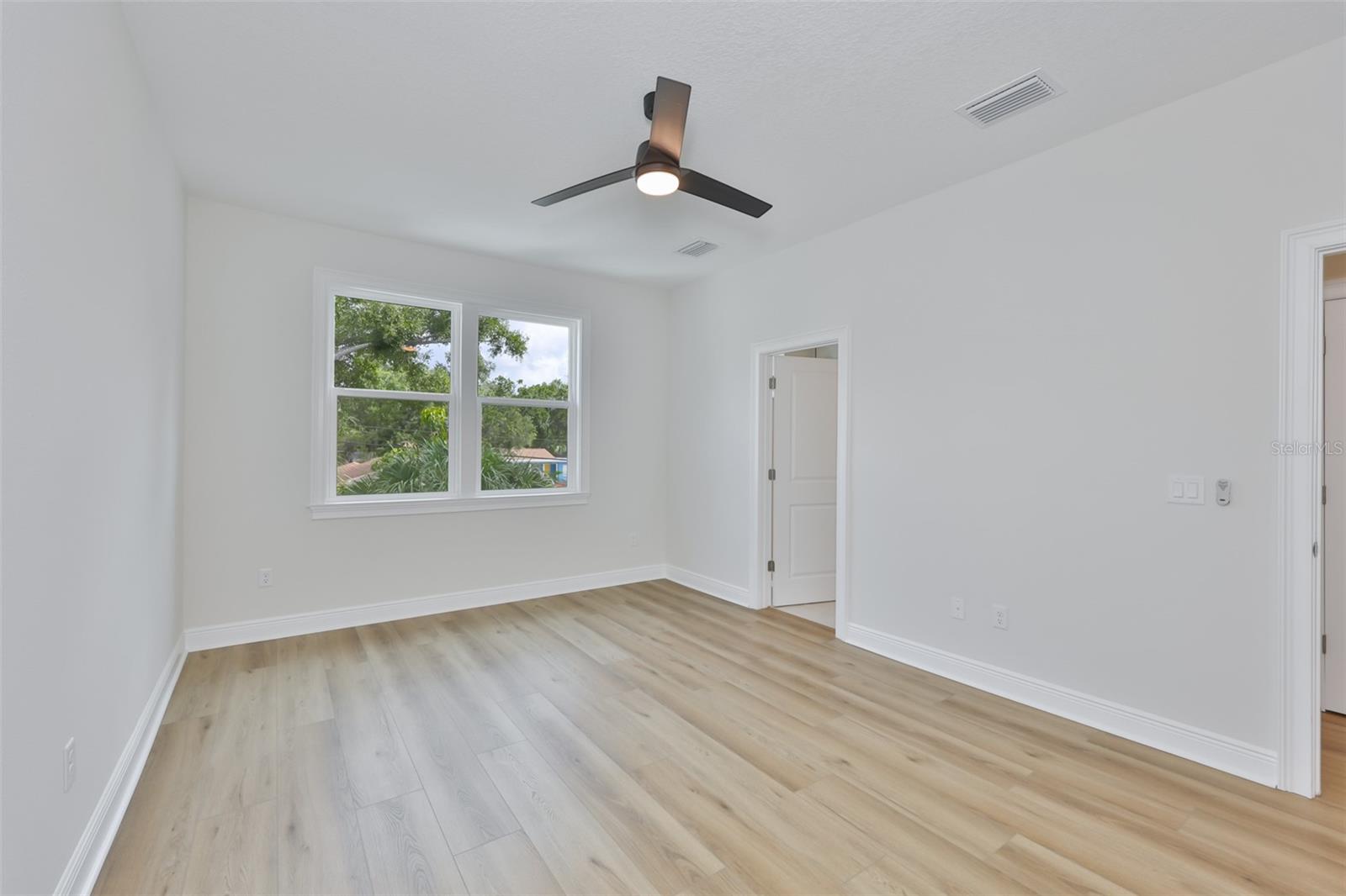 1913 W Beach St Property Photo 15
